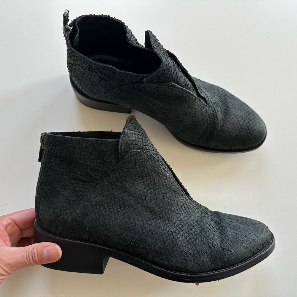 EILEEN FISHER Tuck Snake Texture Leather Black Ankle Boot Bootie women’s Size 9